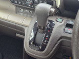 手に馴染むシフトノブで扱いやすく、快適な運転を支えます。
