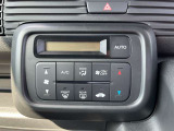 オート・エアコンディショナー。設定した温度で、車内の快適さを保ちます。