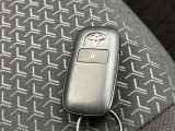 ドアの開閉時、両手が荷物で塞がっている時はキーレスでのカギの解除が大変ですよね。スマートキーはポケットやバッグに入れておけば、ノブに触れただけでロックの解除が可能です。とても便利な機能です。