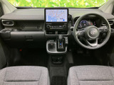 運転席から前方を見渡しやすく、メーターやナビ画面も視線の先にまとまった配置。前席はゆとりある座面で、日々の運転を落ち着いて始められます。