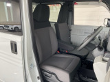 長時間の運転でも疲れにくい運転席シート