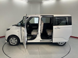 スライドドアになっていて左右どちらからでも乗り降りがしやすいです。駐車スペースが限られている場合でも、スライドドア付きなら無理なく乗り降りできます。