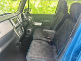 助手席周りも、運転席と同様にシンプルで使いやすいデザイン。収納スペースも確保されており、快適なドライブをサポートします。