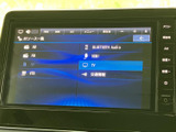 AM・FMやBluetooth Audioなど複数のAVソースが一覧で表示され、使いたい項目を選びやすい画面です。普段の音楽再生などに活用できます。