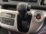 CVT車のセレクトレバーです。低速から高速まで、変速ショックのないスムーズな走りを実現するとともに、エンジン効率のよい領域を維持することで燃費にも貢献します。