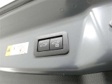 ワンタッチでバックドアが開閉。重たいバックドアも力いらずで開閉できる便利なパワーバックドア付きです!