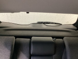 【トノカバー】荷室(トランク)に取り付けられる「目隠しカバー」です。外から荷物が見えないようにし、プライバシーの保護や防犯の役割を果たします。