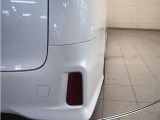 コーナーセンサーを車の前後に装備。障害物との距離に応じて、警告音を変えてお知らせしてくれます。