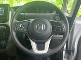運転席から手の届きやすい位置にスイッチ類を備え、運転中の各種操作をサポートします。メーターも視界に入りやすく、運転に集中しながら使いやすいレイアウトです。