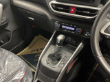 操作しやすいATシフトです♪シフトチェンジを気にしなくていいので運転だけに集中できますね!自然と手に届くところにある、手になじむ形状のシフトノブがいいですね♪
