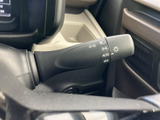 レバーには操作内容を示す表示があり、運転席から確認しやすい位置に配置されています。走行中に手元で必要な操作を行いやすく、周囲への合図を意識する日常の運転を支えてくれます。