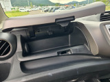 ボックスティッシュが入る容量です。サングラスや日焼け予防手袋など、運転時によく使うものもすっきり収納できます。