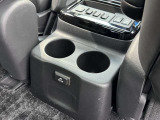 100V/100WのAC電源ソケットを装備!車内でスマートフォンやゲーム機、ノートPCなどの充電が可能で、ドライブ中やアウトドアでも重宝します。
