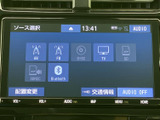 オーディオソースを画面上で選べる構成で、ラジオやテレビなど複数の項目を見比べやすい表示です。ボタン類も画面下にまとまり、日常の移動中に必要な選択を確認しやすくなっています。