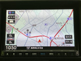 周辺の道路や施設名を地図上で確認でき、現在地を示すマークも表示されています。目的地までの道順を把握したい場面に役立ち、画面を見ながらルートを確認できます。