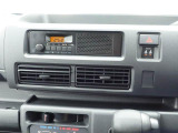 スピーカー内蔵AM/FMラジオ 。お気に入りの番組を聴きながらお仕事。