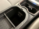 便利なカップホルダーを装備しています。缶ジュースを開けて運転していると振動で倒れないかヒヤヒヤ、意外と置き場に困るもの。 意外に重要な装備ですね。