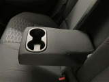 便利なカップホルダーを装備しています。缶ジュースを開けて運転していると振動で倒れないかヒヤヒヤ、意外と置き場に困るもの。 意外に重要な装備ですね。