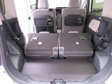 後席シートをアレンジしますと、広い荷台ができあがります。大きな荷物も。