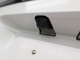 後退時に車両の後ろ側をモニター画面に表示します。車庫入れなどでバックする際に後方確認ができて便利です。車庫入れが苦手な人もこれで安心。