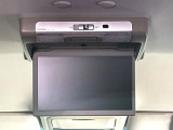 【後席モニター】家族や友人とお出かけする機会が多い方に大人気の後席モニターを装備!見やすい位置に画面がありテレビやDVDの視聴も快適!友達もお子様も、後席にしか乗らなくなるかも??