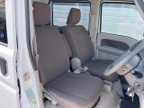 運転席まわりには十分なスペースがあり、大柄な方でもゆったり運転していただける環境です。