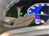 【ハンドル】ドライバーとBMW車の一体感がダイレクトに伝わるステアリングホイール。形状・太さへの拘りに加えて、操作性を高める為にスイッチ類も配置。クイックかつ安定のドライビングを体感下さい!