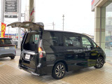 ◆デュアルバックドア◆後ろのクルマや壁からの距離が近いときに活躍するハーフバックドア!バックドアを開けたら荷物がこぼれ落ちそうな場面でも、上から取り出せて安心です!