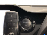 エンジンスタートスイッチです。キーが車内にあれば、エンジンの始動や停止はスイッチを押すだけ!キーを取り出す手間を省き、ワンプッシュで操作できるので簡単でスムーズです。