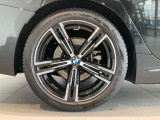 細部までBMWらしいデザインで仕上げられた純正ホイール。ブラックサファイアのボディに合わせることで、足元までまとまりのあるスタイルに仕上がっています。