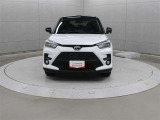 薄型LEDヘッドランプや右左折時に車両内側から外側へ流れるように点灯するLEDシーケンシャルターンランプの採用により、先進性を演出しています。