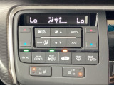 運転席・助手席、それぞれで温度調節が可能なオートエアコンです。シートヒーター付きなので、寒い日も快適です。
