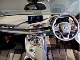 BMWの運転席はドライバーオリエンテッドという構造を採用。ドライバー目線の操作がしやすい設計になっており、ドライブ中にも目線の移動が少なく運転中にも簡単に操作ができます。
