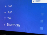 Bluetooth(ブルートゥース)接続機能付き。スマートフォンなどからお気に入りの音楽をワイヤレス再生できます。ドライブがさらに楽しくなりますね。