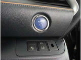 エンジン起動はブレーキを踏みながらパワースイッチを押すだけです。カバンやポケットに携帯していればスマートキーを取り出す必要もないので便利ですね!