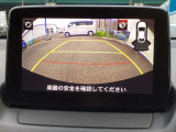 車両後方の映像とガイドラインを表示するバックカメラ。後方の視界をクリアに確認でき、狭い場所での車庫入れや後退時の安全確認をサポート。毎日の運転に安心感をもたらす快適装備です。