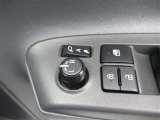 駐車時や狭い道でのすれ違い時に気を使うミラー。電動格納式ドアミラーはそんな時に便利です。