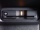 ■【ETC車載器】が装備されています。セットアップをしてお渡しとなり、ETCカードを差し込むだけで高速道路の利用が可能です。
