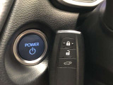 エンジンスタートスイッチです。キーが車内にあれば、エンジンの始動や停止はスイッチを押すだけ!キーを取り出す手間を省き、ワンプッシュで操作できるので簡単でスムーズです。