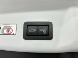 電動式バックドアです。 荷物を持ったままでもボタン一つで自動的に開け閉めできるので便利ですよ。 挟み込み防止機能も付いていますのでお子様の手や荷物を挟み込むのを防いでくれますよ。