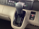 インパネシフトを採用しているので、前席の足元も広々としています。運転席と助手席の行き来もスムーズです!