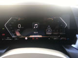 BMWのメーターパネルは選曲や、ラジオのチャンネルなども表示可能です。運転中に目線が泳ぐことなく、安全で疲れにくいです。