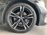 M Sportの足元を引き締める純正18インチアルミホイール。ボディとの一体感を考えたデザインで、走りを意識した320dのキャラクターを視覚的にも表現します。