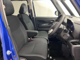 ゆったりと座れる運転席シートですのでストレスなく運転が出来ますよ!