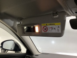助手席のサンバイザーは照明付きのバニティミラーがついています。