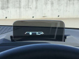 HUD: ヘッドアップディスプレイはドライバーが前方に集中できるよう、ナビや車速情報をフロントガラスに投影するシステムです。
