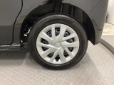 過度な装飾のない、純正ならではの統一感。足元が整うことで、車全体のシルエットがより一層引き立ちます。ありのままの良さを大切にしたい方に。
