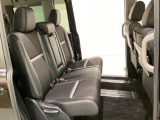 2列目シートは背もたれの角度調節ができるベンチシートになっております。長距離運転になってもゆったりとできるように、カップホルダー付きアームレストがついてます。
