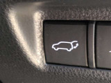 バックドアまで歩いて行かなくても、運転席に座ったままボタンひとつでトランクを自動で開閉できる大人気の便利装備です!雨の日に車内から荷物を積み下ろしたい時や、お出かけ先でお子様やゲストをお出迎えに便利