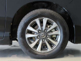 純正のアルミホイール装着車です。タイヤサイズは195/65R15です。